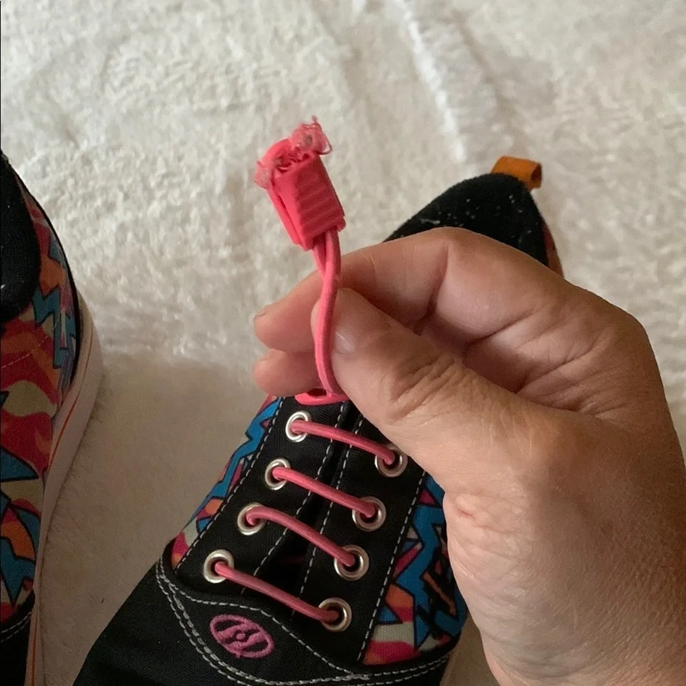 Gently Loved Heelys Kids Zigzag Black and Pink Shoes
